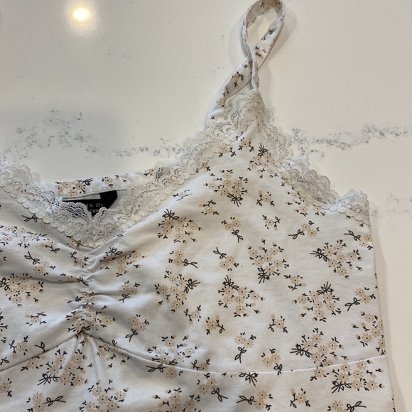 ❗2/$10❗Lace Panel Ditsy Floral Ruched Cami Top - Picture 3 of 8